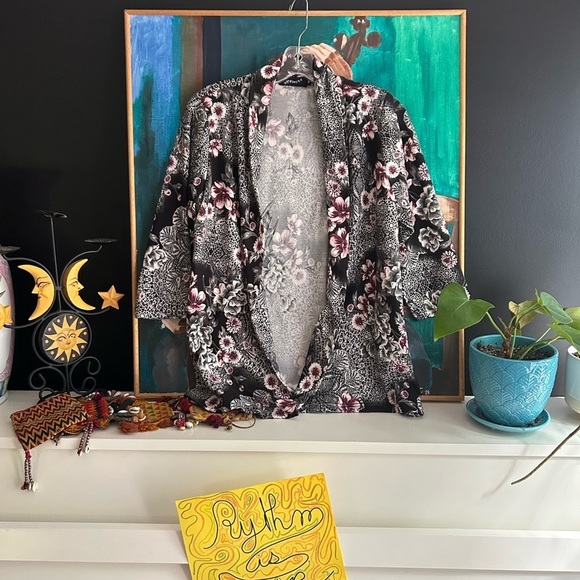 Fiori Sweaters - Floral Open-Front Cardigan - Black and Pink